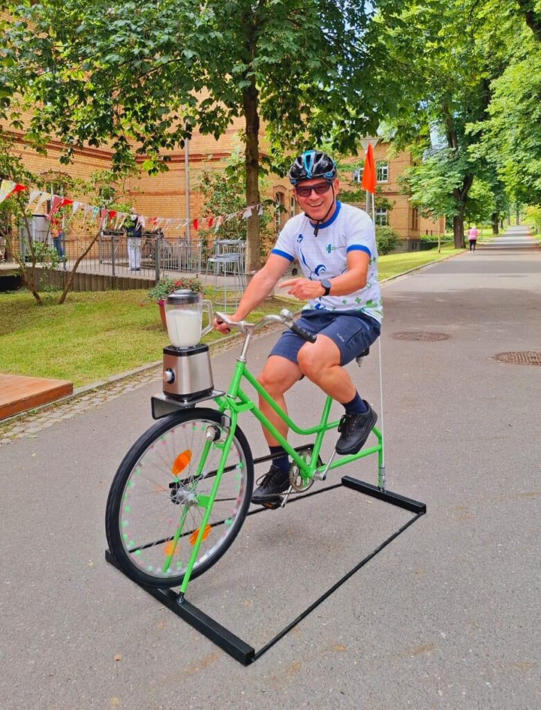 der VitaminExpresse vom Sächsischen Krankenhaus Rodewisch lädt zum Smoothie-Mixen mit eigener Beinkraft ein: Foto Sächsischen Krankenhaus Rodewisch